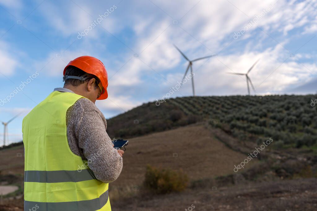 Técnico revisando en campo el estado nutricional de un olivar tras la aplicación